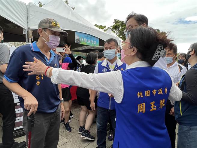 張善政在國民黨楊梅在地議員周玉琴、涂權吉，以及黨團總召徐其萬、議員陳美梅帶領下，和當地里長、民眾互動。(蔡依珍攝)