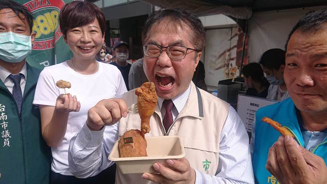 台南市长黄伟哲逛炸鸡节大啖炸鸡。（程炳璋摄）