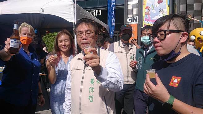 台南市长黄伟哲畅饮非酒精类的调酒饮料。（程炳璋摄）