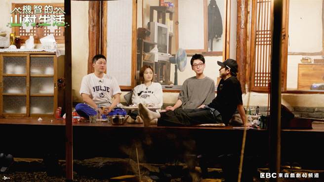 金大明（左起）、田美都、鄭敬淏、曹政奭準備完三餐已累癱。（東森提供）