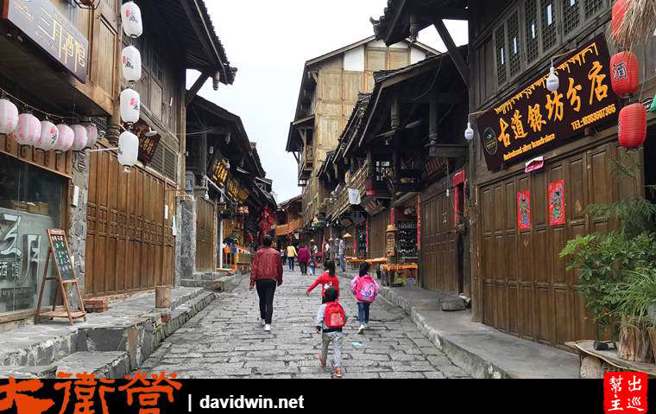 这是帮主隔日一早起身拍的画面，古镇很安详的存在，小朋友开心的上学去。非假日的古镇没啥游客，感觉安静閒适的多。（作者提供）