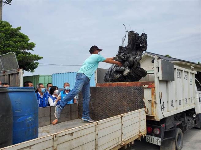 雲林縣環保局前年起委託大埤鄉清潔隊試辦回收塑膠類農廢棄物，統一收集後以ZWS系統（零廢棄資源化系統）製成燃料棒，因採使用者付費原則，回收的數量很有限，清潔隊員手上拿的就是農地膜。（本報資料照片）