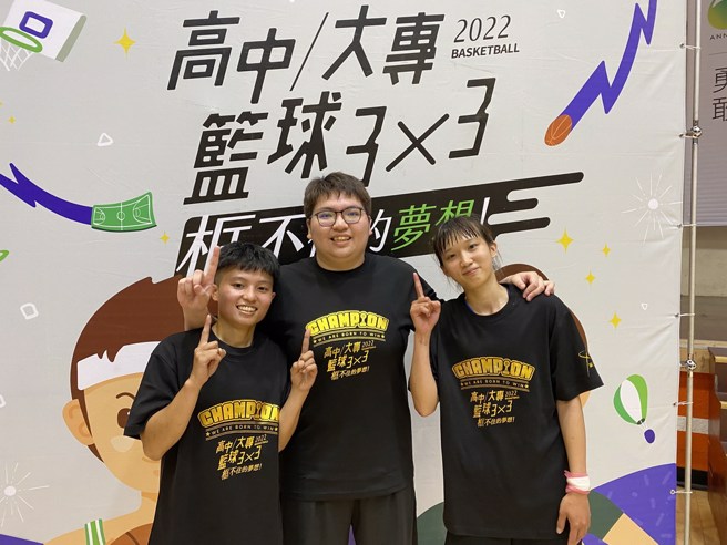 杨雅婷(中)今年换跟李佩玲(左)、方琼华两名新队友夺冠。(黄及人摄)