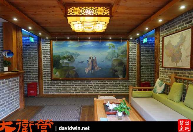 大厅的画作也是耶稣在海上行走的画面。（作者提供）