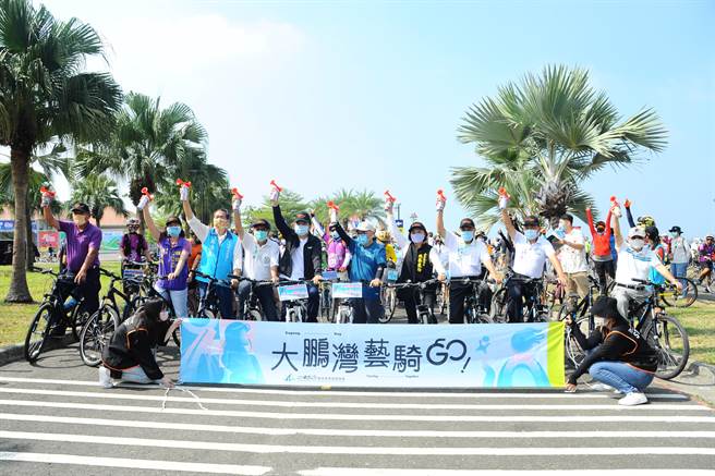 大鵬灣藝騎GO活動開騎，有近500名遊客騎單車遊大鵬灣。(鵬管處提供)