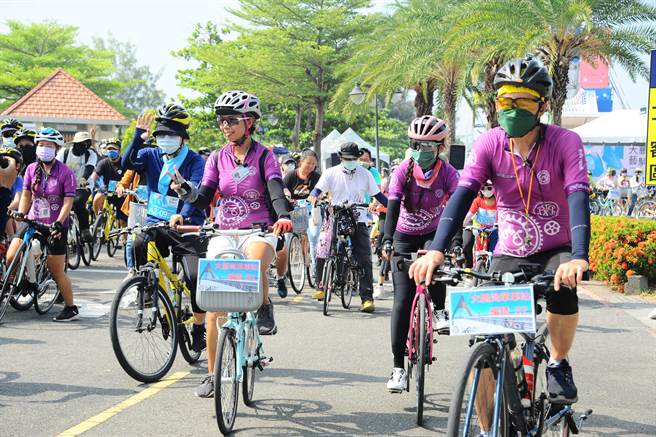 遊客於大鵬灣國際休閒特區出發，尋騎大鵬灣美景。(鵬管處提供)