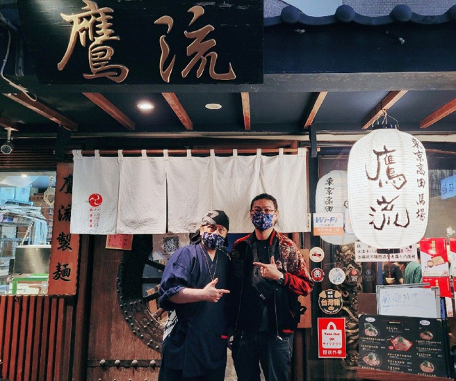 鹰流拉麵创办人鹰峰凉一(左)日前一篇想揍台湾员工PO文，引发轩然大波，他事后出面受访，揭露自己心境与台湾员工问题。(图／鹰流拉麵脸书)