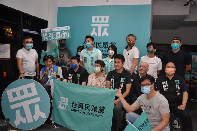 新北市民眾党部指出，希望透过百人入党的方式，改变台湾政治文化，目前新北市有近18万身心障碍人口，也希望藉此机会为弱势族群发声。（蔡雯如摄）