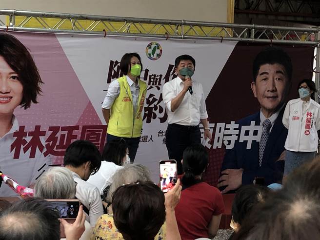民进党台北市长参选人陈时中（右）30日到北投慈后宫出席「阿中与你相见欢」。（张芷瑜摄）