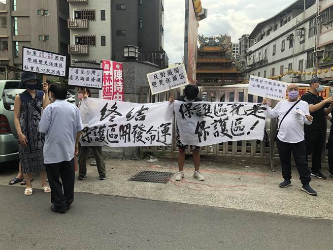 有自救会向陈时中表达心声，举白布条表示「终结保护区开发命运」。（张芷瑜摄）