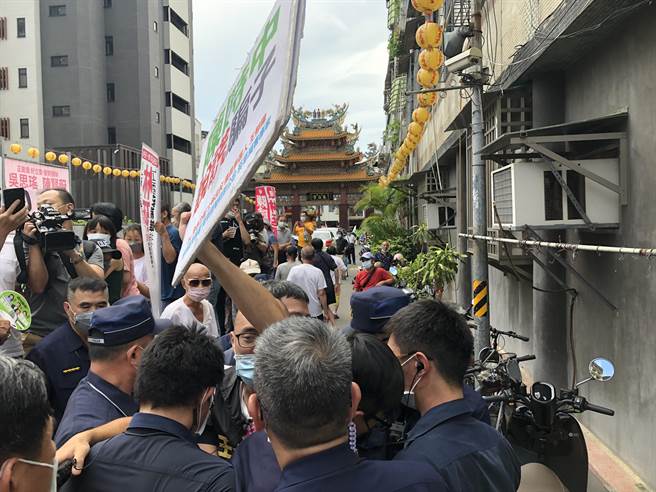 有民眾带看板喊口号要吸引陈时中注意。（张芷瑜摄）