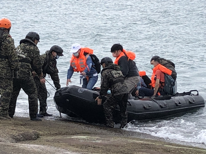上乌坵岛，军方出动橡皮艇协助接驳登岛。（作者提供）