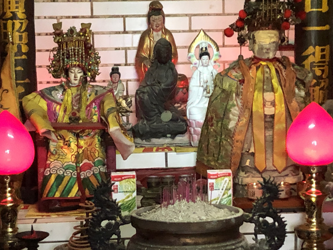 寄奉于观音庙中的乌坵湄洲妈祖古神像。（作者提供）