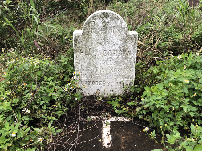 乌坵灯塔旁1899年挪威人雅格森的坟墓。（作者提供）