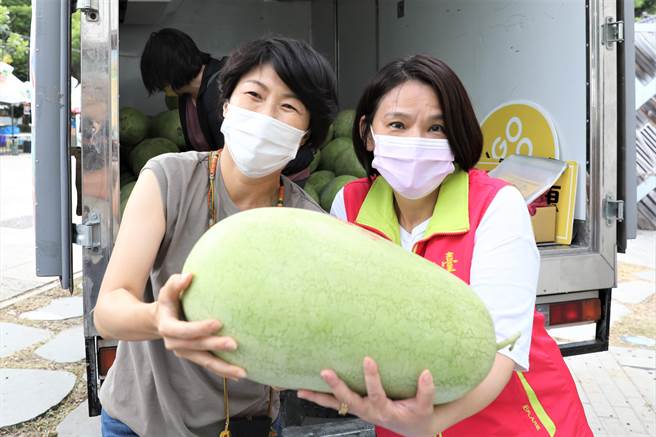 縣長饒慶鈴和議員劉秋美到場協助推銷大西瓜。（台東縣政府提供）