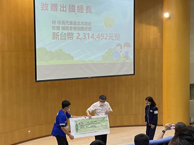 台北市长柯文哲今上午前往福林国小帮球员们加油打气，并致赠231万出国经费。（陈薏云摄）