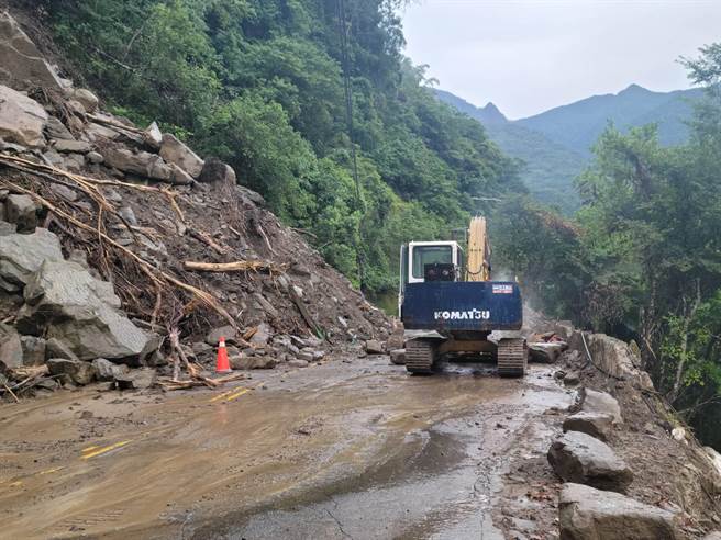 苗栗县南庄乡苗21线3公里处，30日下午降下暴雨再造成坍方落石。（县议员杨文昌提供／谢明俊苗栗传真）