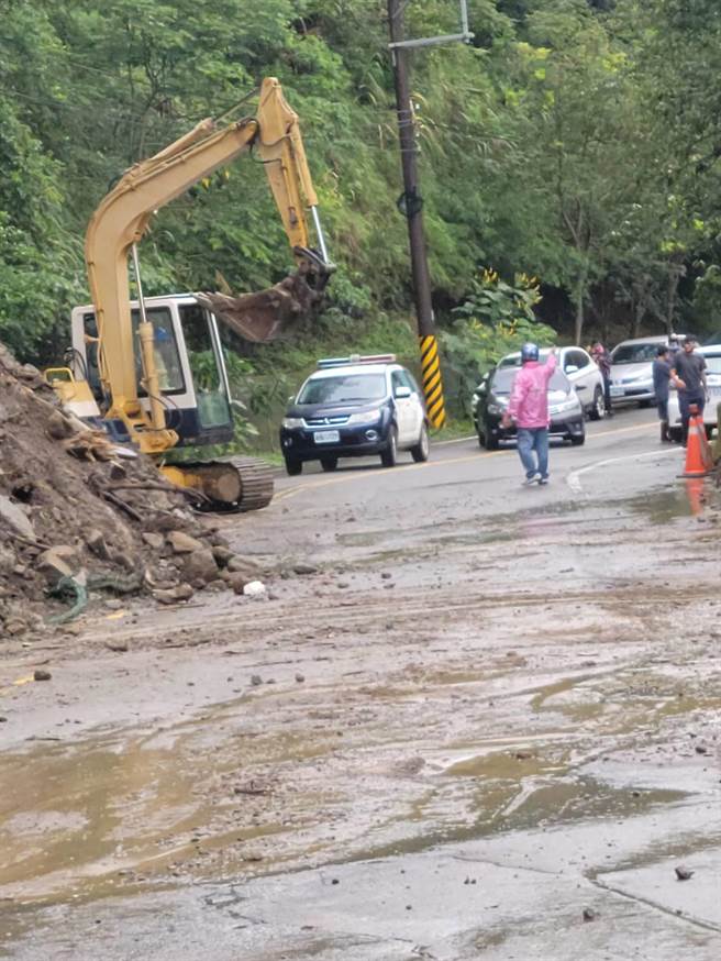 苗栗县南庄乡苗21线3公里处，30日下午降下暴雨再造成坍方落石，南庄乡公所通报厂商抢通。（县议员杨文昌提供／谢明俊苗栗传真）