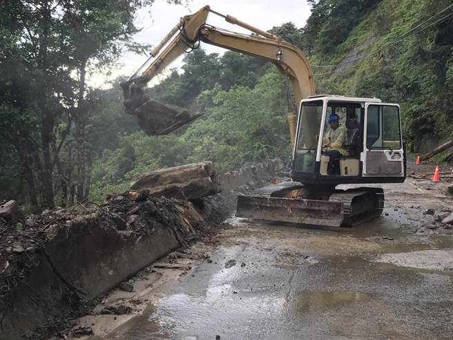 苗栗县南庄乡苗21线3公里处，30日下午降下暴雨再造成坍方落石，南庄乡公所通报厂商抢通。（读者提供／谢明俊苗栗传真）