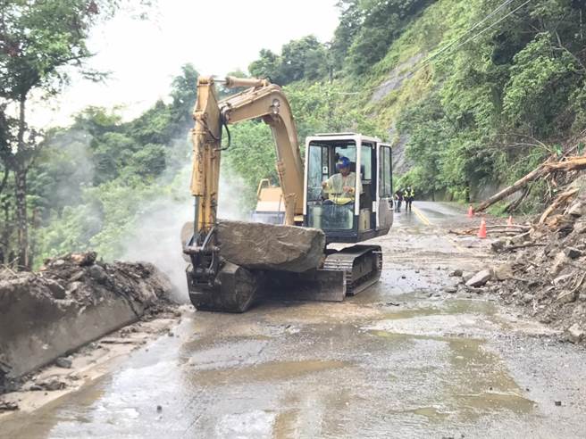 苗栗县南庄乡苗21线3公里处，30日下午降下暴雨再造成坍方落石，南庄乡公所通报厂商抢通。（读者提供／谢明俊苗栗传真）