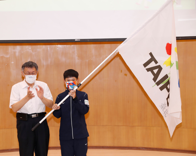 台北市长柯文哲(左)30日出席福林国小「2022年世界少棒联盟(LLBWS)世界少棒锦标赛」授旗典礼，柯市长将台北市旗交至沈立宸(右)选手手中。（陈怡诚摄)