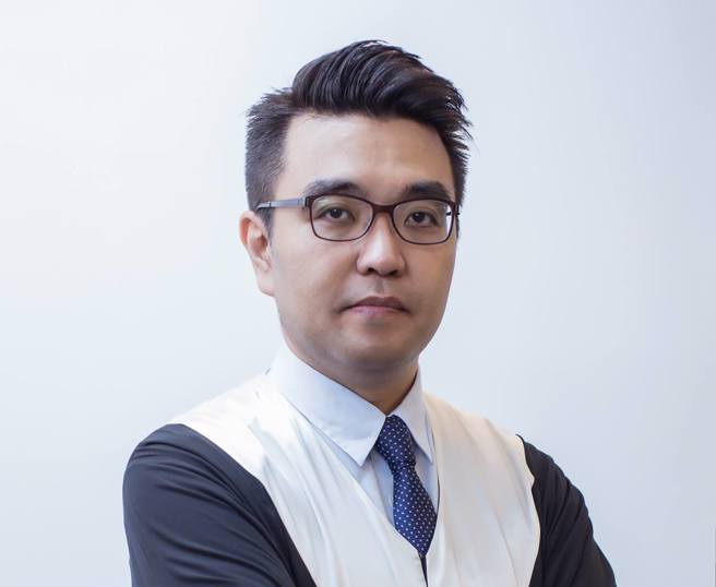 余正煌的委任律師曾威凱批林智堅擠牙膏放訊息是選舉的政治動作，不會隨之起舞。(圖/擷自曾威凱臉書)