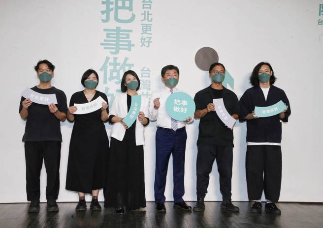 民进党台北市长参选人陈时中（右）30日公布竞选主视觉出炉，由儿子陈彦安团队操刀设计，以三个符号分别象徵沟通、进步与团结，希望成就更好的台北，并亲自向媒体发送印有主视觉的新名片。（赵双杰摄）