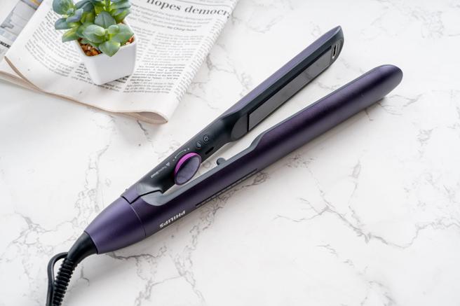 飞利浦全新的「温控护色水润直卷两用负离子美髮造型器」，附有专属造型器收纳袋，定价3288元。（飞利浦提供）