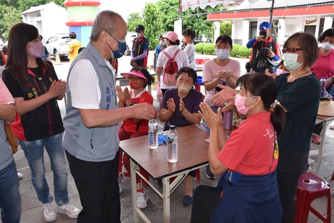 苗栗县政府举办劳工亲子蓝染体验活动，苗栗县长徐耀昌到场致意。（谢明俊摄）