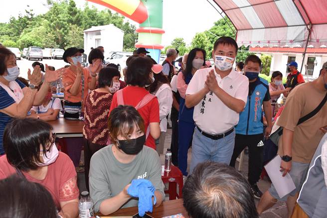 苗栗县政府举办劳工亲子蓝染体验活动，苗栗县议长锺东锦到场致意。（谢明俊摄）