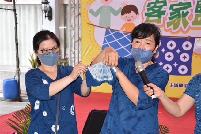 苗栗县政府举办劳工亲子蓝染体验活动，请来蓝染名师示范教学。（谢明俊摄）