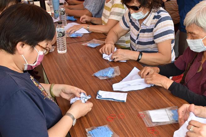 苗栗县政府举办劳工亲子蓝染体验活动，劳工携老扶幼前来体验蓝染。（谢明俊摄）