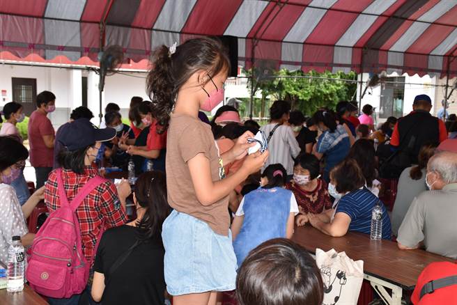 苗栗县政府举办劳工亲子蓝染体验活动，劳工携老扶幼前来体验蓝染。（谢明俊摄）