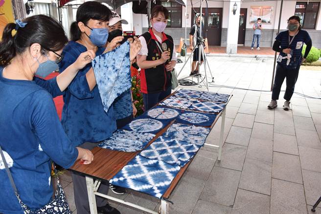 栗县政府举办劳工亲子蓝染体验活动，请来蓝染名师示范教学。（谢明俊摄）