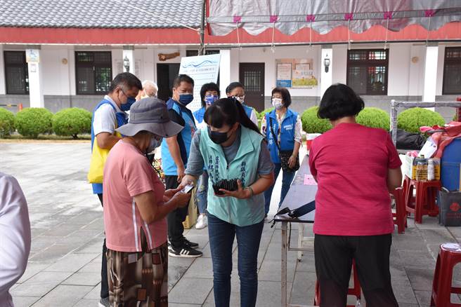 栗县政府举办劳工亲子蓝染体验活动，有县议员参选人到场拉票。（谢明俊摄）