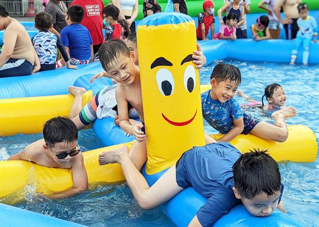 长达37天的屏东FUN暑假夏日狂欢祭，开幕首日大小朋友玩得不亦乐乎。（林和生摄）