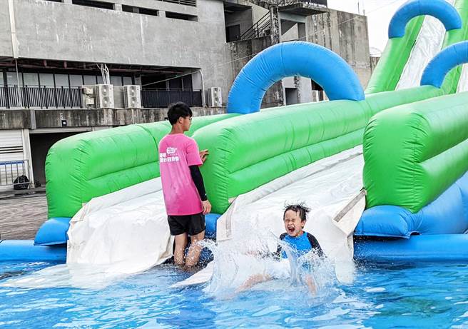 清凉的戏水设施，为长达37天的屏东FUN暑假夏日狂欢祭，带来不少人潮。（林和生摄）