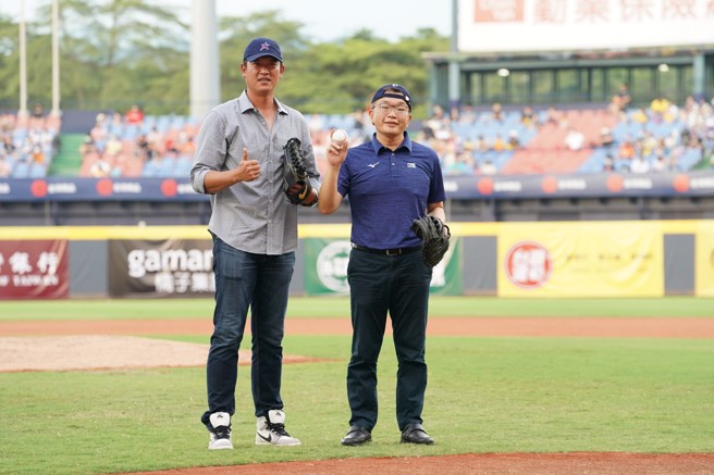 中信兄弟二军投手教练王建民开球、会长蔡其昌接捕。（中职提供）