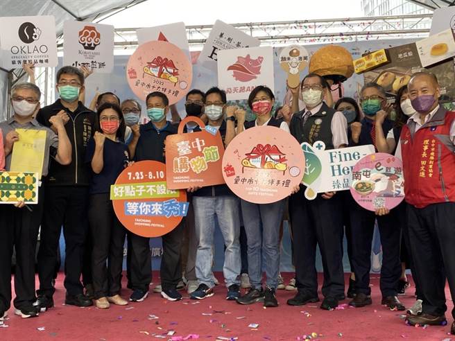 台中市工商投资策进会举办「台中伴手礼．元宇宙伴随你」特色市集，邀民眾到火车站前广场吃吃逛逛。(林欣仪摄)