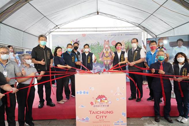 台中市工商投资策进会举办「台中伴手礼．元宇宙伴随你」特色市集，邀民眾到火车站前广场吃吃逛逛。(林欣仪摄)