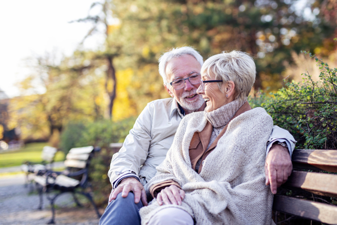 一对老夫老妻直接在公园长椅忘情口交。(示意图／shutterstock)
