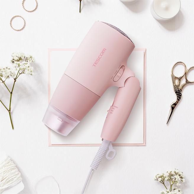 TESCOM新系列「elims me」首款TD550ATW轻巧大风量吹风机，仅500g重、能节省50%收纳空间的折迭机身，夏日出门戏水也能方便携带。（TESCOM提供）