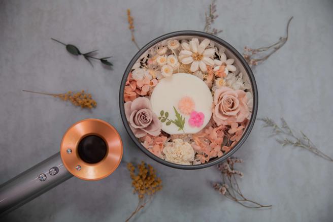 Dyson七夕買即送「七夕戀夏時光花禮」 預約即享免費造型服務（Dyson提供）