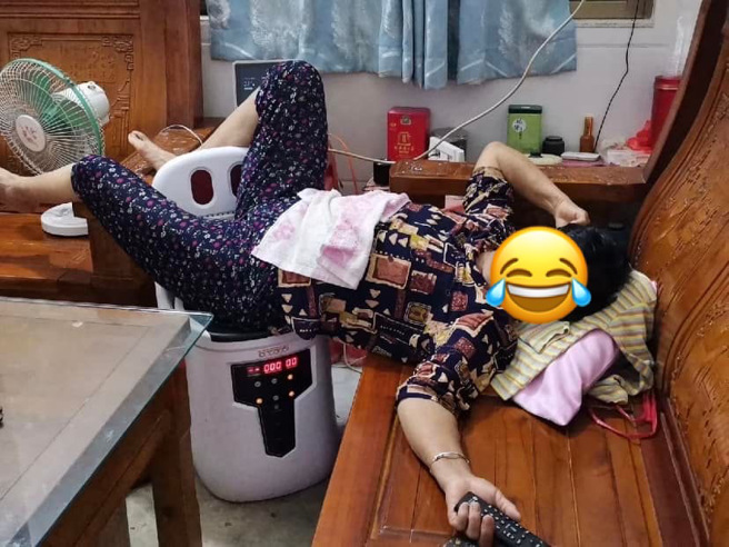 网友分享家中长辈看电视看到睡着的照片，笑说「是怎么全国统一的」。（图／取自爆废公社二馆）