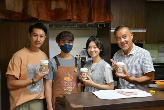 Darren、傅小芸、龙天翔前往关怀失智症朋友。（华视提供）