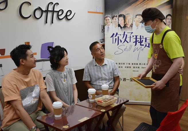 Darren、傅小芸、龙天翔品尝失智症患者做的糕点与咖啡。（华视提供）