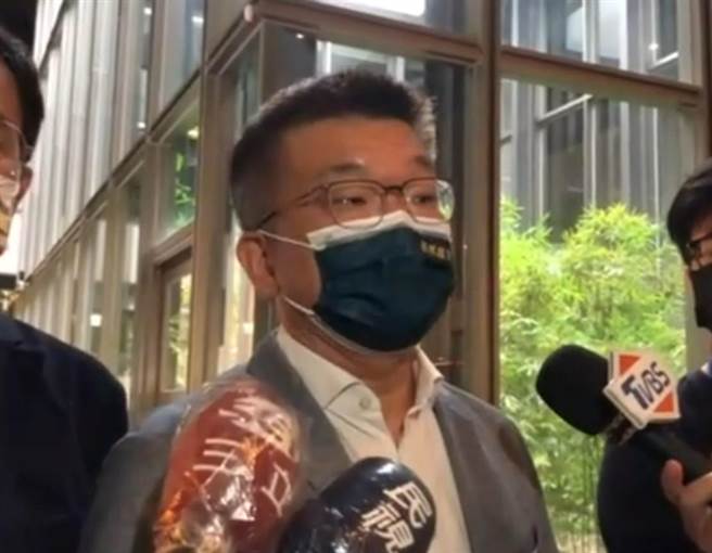 民进党台中市长参选人、中华职棒会长蔡其昌表示，针对球场缺失问题，希望研拟1套检查标准。(民眾提供／林欣仪台中传真)