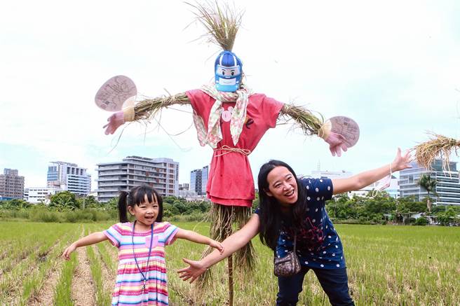许多民眾携带各式风格的衣服及道具，创作自家独一无二的稻草人。（邓博仁摄）