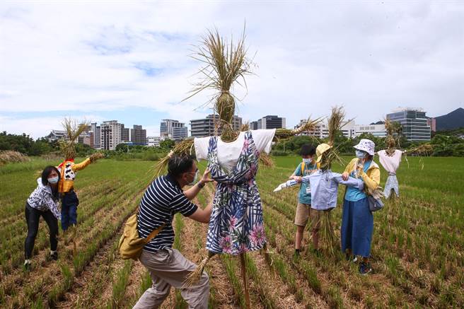 许多民眾携带各式风格的衣服及道具，创作自家独一无二的稻草人。（邓博仁摄）