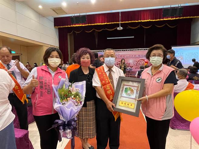 住在南区国光里的潘明正（右二），以身作则，带领全家人投入志工行列，今年荣获台中市南区模范父亲。（张亦惠摄）